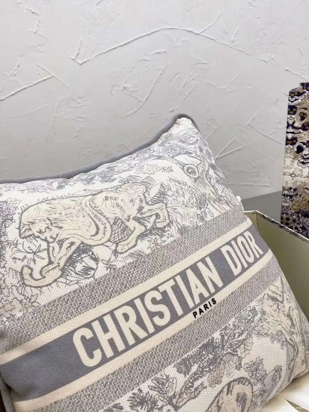 PILLOW THROW GREY CHRISTIAN 0618